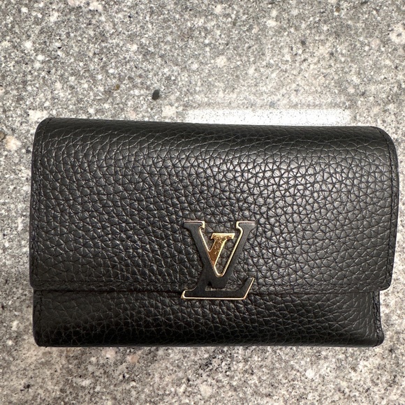 LOUIS VUITTON WALLET - Picture 1 of 4